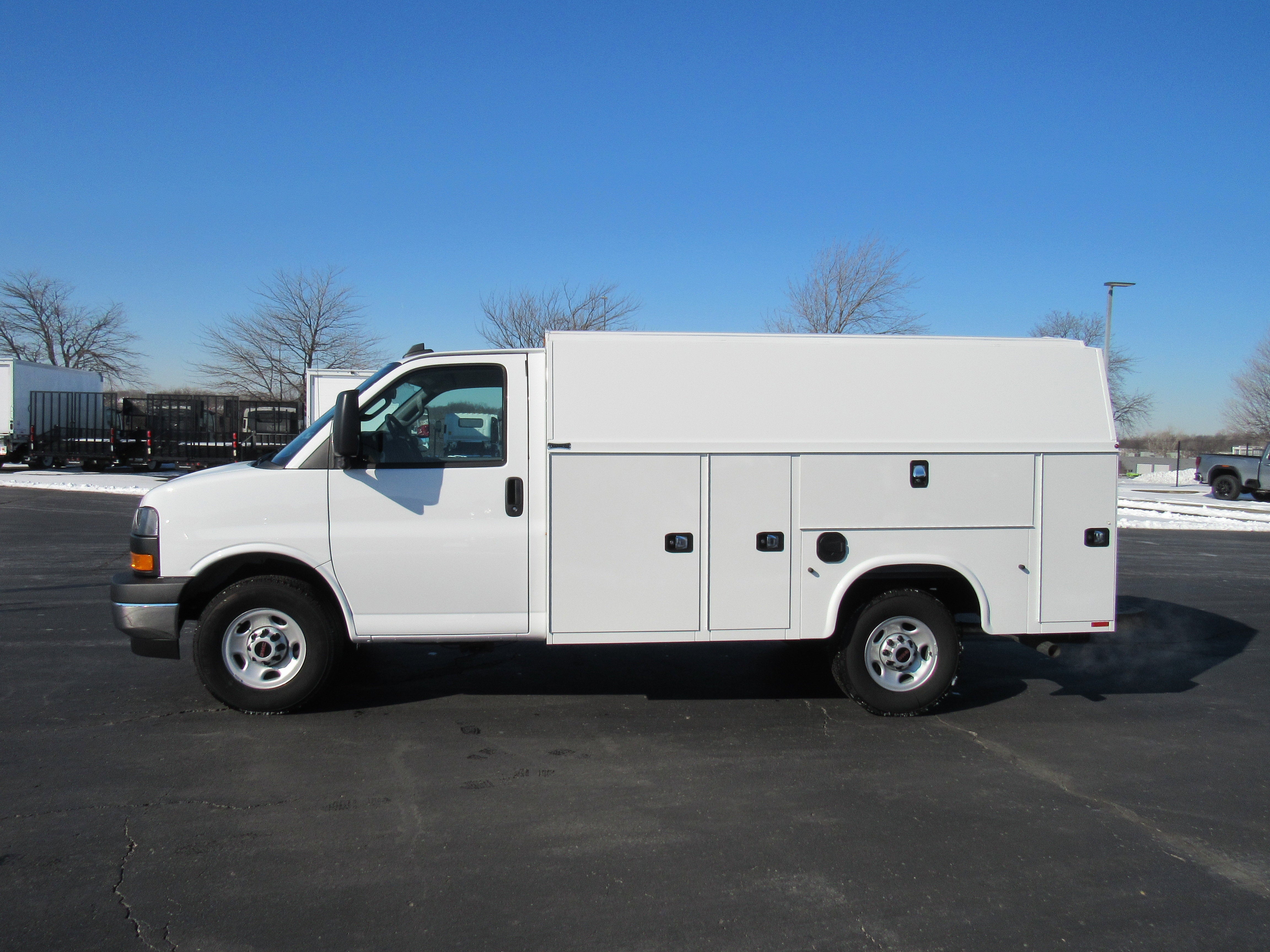 2025 GMC Savana Cutaway 3500 1WT