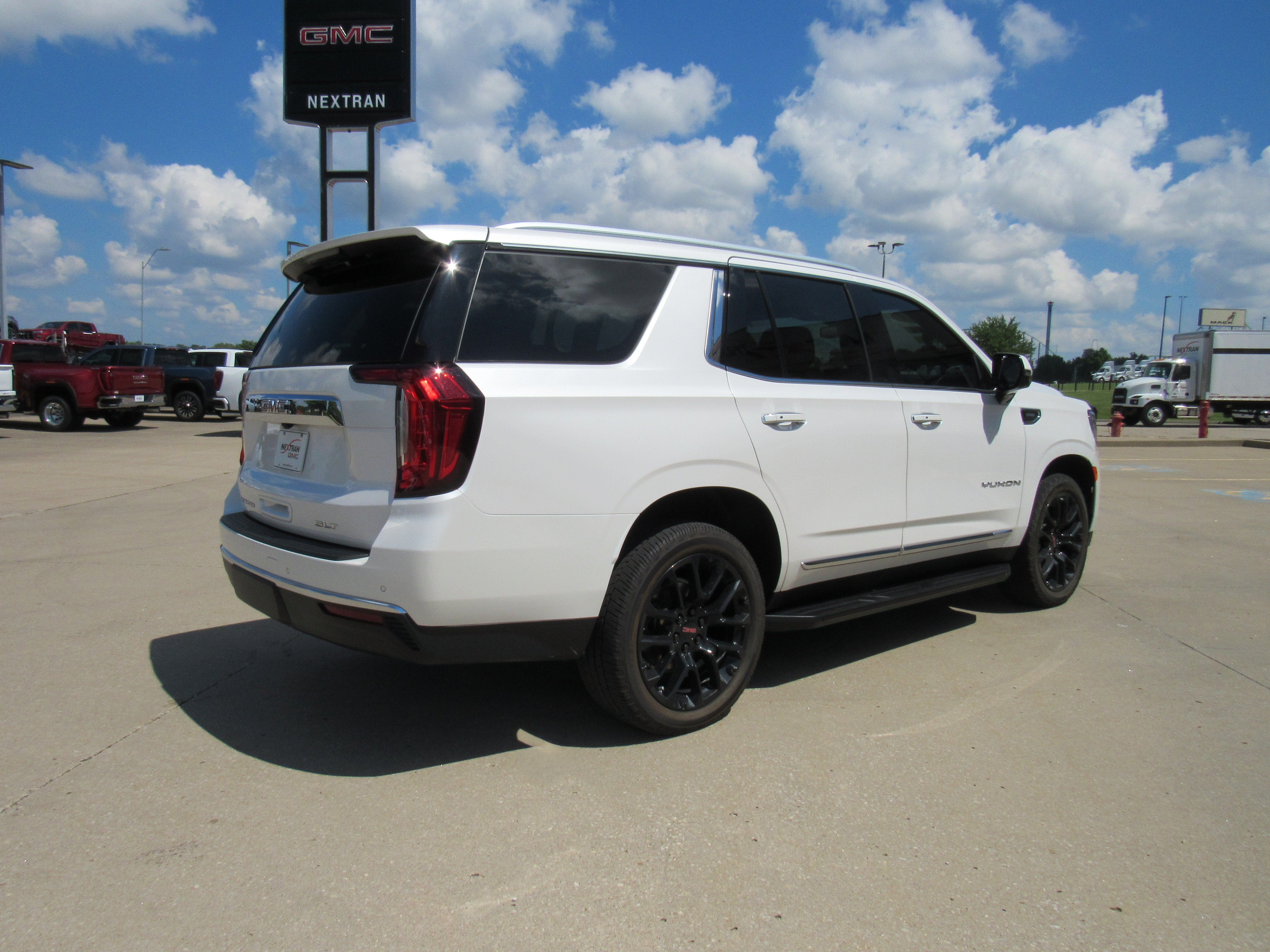 2023 GMC Yukon SLT