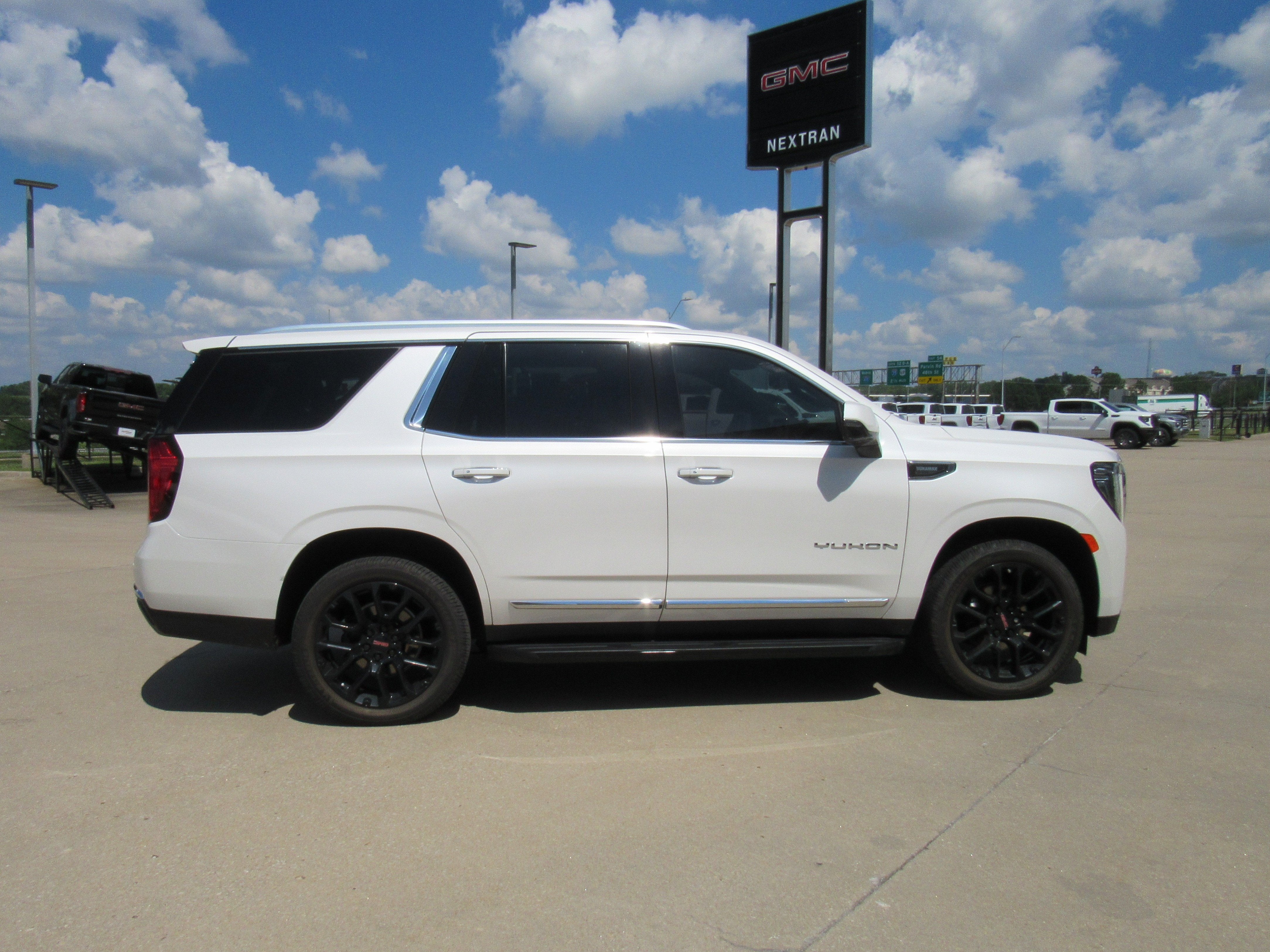 2023 GMC Yukon SLT
